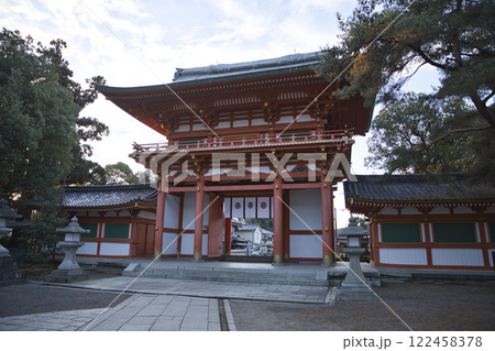 今宮神社　境内から見る朱色が美しい楼門2 122458378