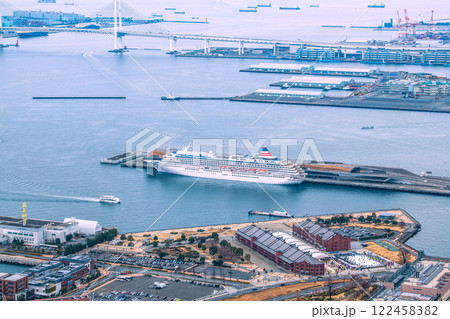 日本の横浜都市景観 大さん橋に接岸中の飛鳥Ⅱなどを望む＝令和7年1月19日 122458382