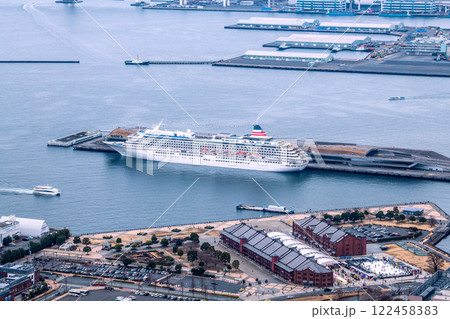 日本の横浜都市景観 大さん橋に接岸中の飛鳥Ⅱなどを望む＝令和7年1月19日 122458383