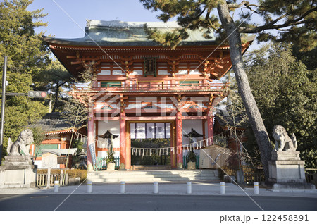 今宮神社　今宮門前通りから望む朝日に照らされる楼門1 122458391