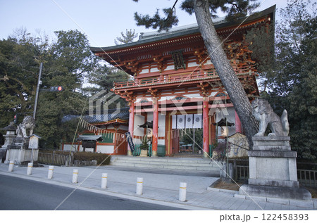 今宮神社 今宮門前通りから望む朝日に照らされる楼門5 今宮神社 今宮門前通りから望む朝日に照らされる楼門5 122458393