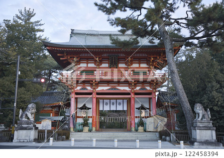 今宮神社　今宮門前通りから望む朝日に照らされる楼門6 122458394