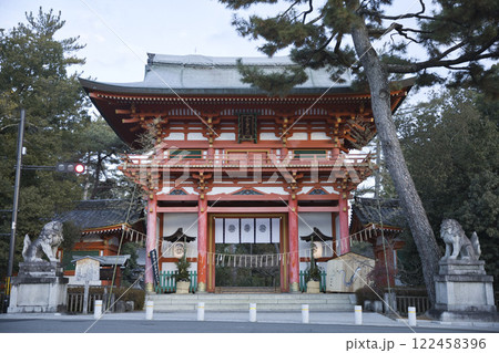 今宮神社　今宮門前通りから望む朝日に照らされる楼門8 122458396