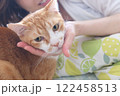 撫でられる猫 122458513