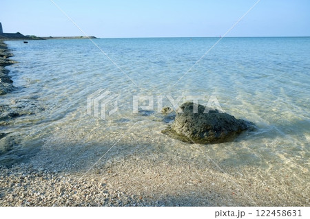 琉球の青い海と大きな岩 琉球の青い海と大きな岩 122458631