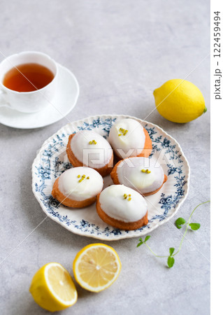 お皿に乗ったレモンケーキと紅茶（縦） 122459494