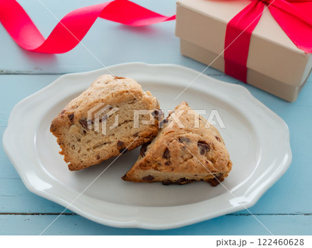 チョコスコーンと赤いリボンのかかったギフトボックス 122460628
