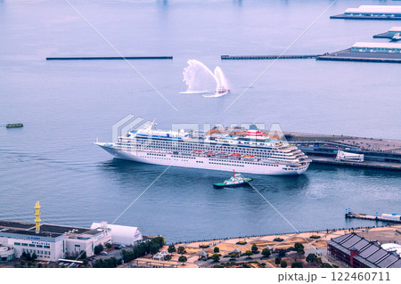 日本の横浜都市景観 大さん橋を離れる飛鳥Ⅱなどを望む=令和7年1月19日 日本の横浜都市景観 大さん橋を離れる飛鳥Ⅱなどを望む=令和7年1月19日 122460711