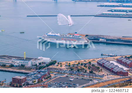 日本の横浜都市景観 大さん橋を離れる飛鳥Ⅱなどを望む＝令和7年1月19日 122460712