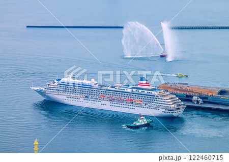日本の横浜都市景観 大さん橋を離れる飛鳥Ⅱなどを望む=令和7年1月19日 日本の横浜都市景観 大さん橋を離れる飛鳥Ⅱなどを望む=令和7年1月19日 122460715