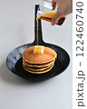 フライパンに乗ったホットケーキ 122460740