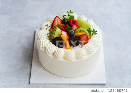 色々なフルーツの乗ったケーキ 122460741