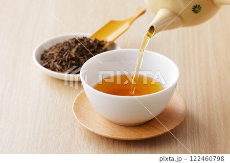 茶葉と湯呑みに注がれたほうじ茶 122460798