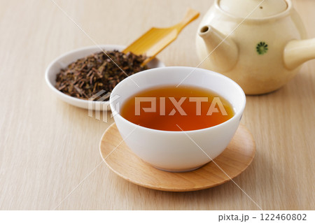 茶葉と湯呑みに注がれたほうじ茶 122460802
