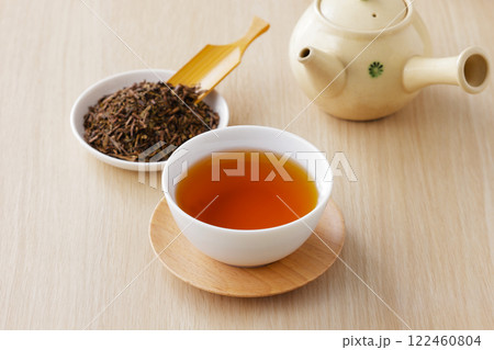 茶葉と湯呑みに注がれたほうじ茶 122460804