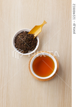 茶葉と湯呑みに注がれたほうじ茶 茶葉と湯呑みに注がれたほうじ茶 122460812