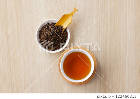 茶葉と湯呑みに注がれたほうじ茶 茶葉と湯呑みに注がれたほうじ茶 122460813