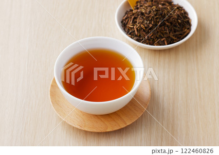 茶葉と湯呑みに注がれたほうじ茶 茶葉と湯呑みに注がれたほうじ茶 122460826