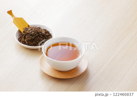 茶葉と湯呑みに注がれたほうじ茶 茶葉と湯呑みに注がれたほうじ茶 122460837