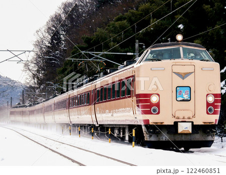 北陸本線を走行する485系 特急 雷鳥 北陸本線を走行する485系 特急 雷鳥 122460851