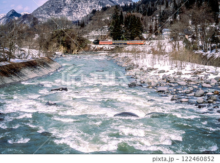 姫川沿いを走行する大糸線 キハ52 3重連 姫川沿いを走行する大糸線 キハ52 3重連 122460852