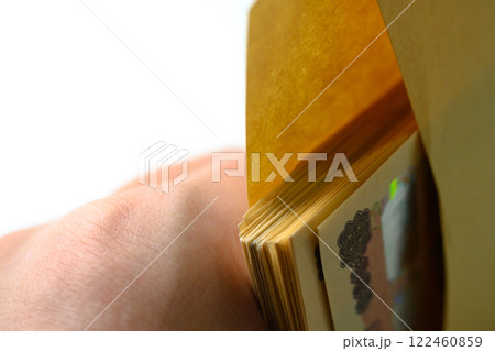 高額紙幣の束 122460859