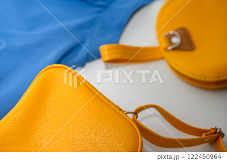 黄色の通園カバンのあるシーン 122460964