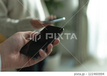 スマホと人々 122460994