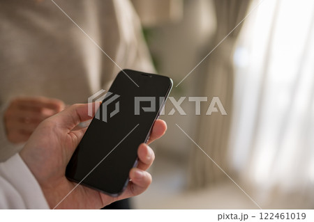 スマホと人々 122461019