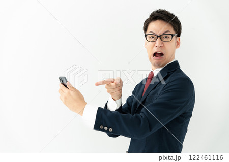 スマホを見て驚く男性 122461116