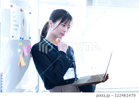 ホワイトボードの前でプレゼン内容を考える若いビジネスウーマン 122461479