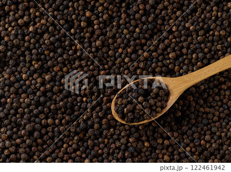 Dry black pepper seeds, top view. Flat design. Macro spice background. 122461942