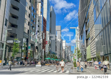 歩行者天国で賑わう銀座の街 歩行者天国で賑わう銀座の街 122462339