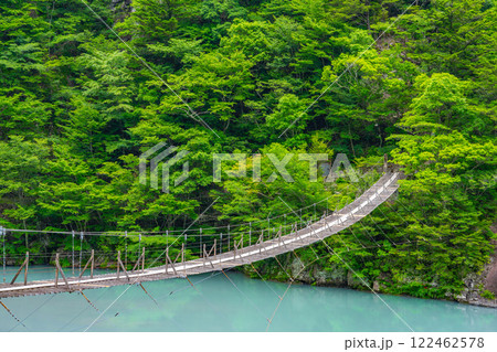 川根本町にある寸又峡の夢のつり橋の風景(静岡県) 122462578