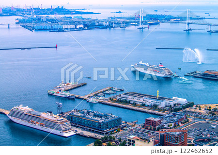 日本の横浜都市景観 出港…。大さん橋を離れた飛鳥Ⅱなどを望む。大黒ふ頭に自動車運搬船＝1月19日 122462652