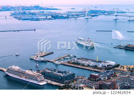 日本の横浜都市景観 出港…。大さん橋を離れた飛鳥Ⅱなどを望む。大黒ふ頭に自動車運搬船＝1月19日 122462654