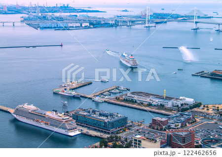 日本の横浜都市景観 出港…。大さん橋を離れた飛鳥Ⅱなどを望む。大黒ふ頭に自動車運搬船=1月19日 日本の横浜都市景観 出港…。大さん橋を離れた飛鳥Ⅱなどを望む。大黒ふ頭に自動車運搬船=1月19日 122462656