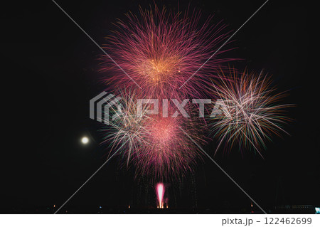 焼津市の焼津漁港で開催された焼津海上花火大会の夜空に咲く花火(静岡県) 122462699