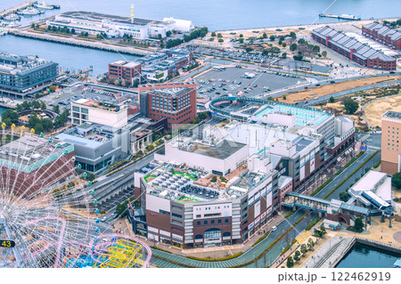 日本の横浜都市景観 横浜ワールドポーターズなどを望む 日本の横浜都市景観 横浜ワールドポーターズなどを望む 122462919