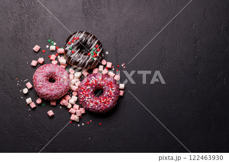 An eye-catching arrangement of colorful macarons on a dark background 122463930
