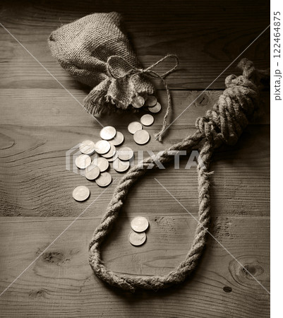 A loop made from old thick rope 122464875