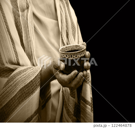 Ola man gilding a cup Ola man gilding a cup 122464878