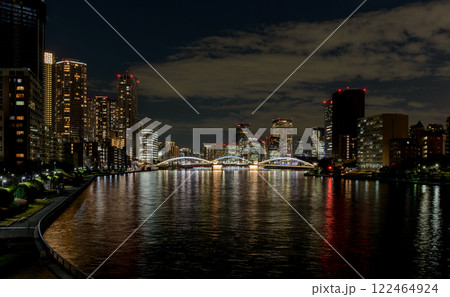東京の夜景、ライトアップされた勝鬨橋と隅田川 122464924