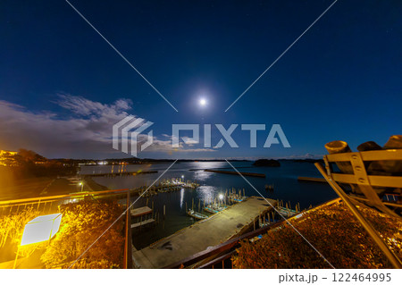 日本三景、松島に昇る待宵の月(宮城県宮城郡松島町) 日本三景、松島に昇る待宵の月(宮城県宮城郡松島町) 122464995