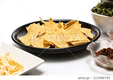 白背景の皿に盛ったトルティーヤ 122466793