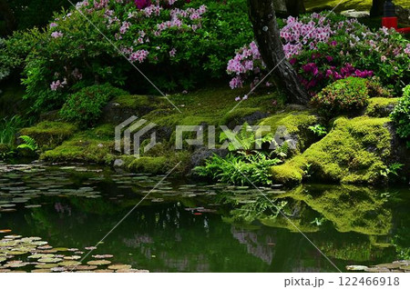 池のある庭園 122466918