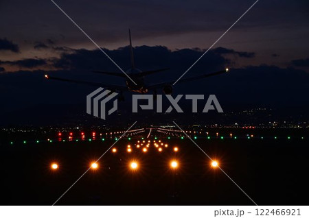 夕暮れに着陸する飛行機 122466921