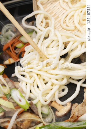 鉄板で肉と野菜とうどんを炒める 鉄板で肉と野菜とうどんを炒める 122467524