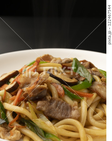 皿に盛り付けた焼うどん 皿に盛り付けた焼うどん 122467544