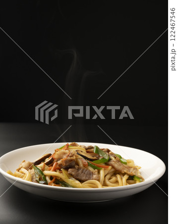 皿に盛り付けた焼うどん　 122467546